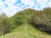 24 Ultimo tratto tendente al ripido per la croce del Monte Castello